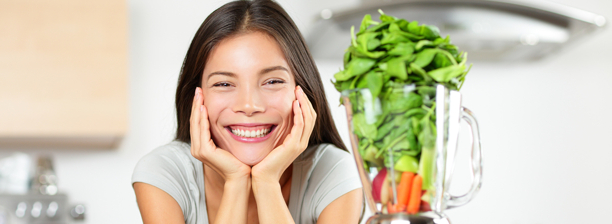 green-smoothie-woman-making-ve-59090819-crop1